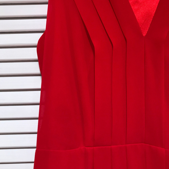 Red V-Neck Pleat Detail Chiffon Dress - Picture 2 of 12